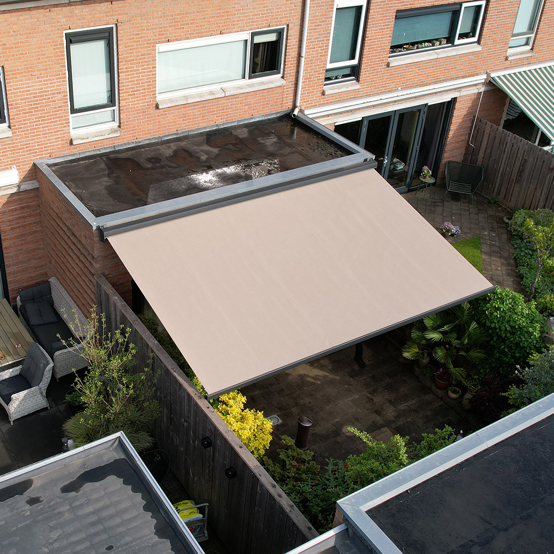 Nieuw knikarmscherm biedt schaduw over heel terras