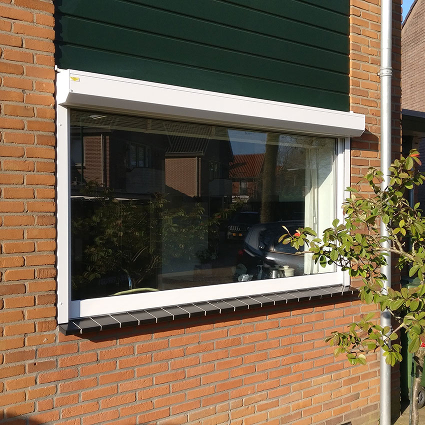 Rolluik geopend met uitzicht in Houten