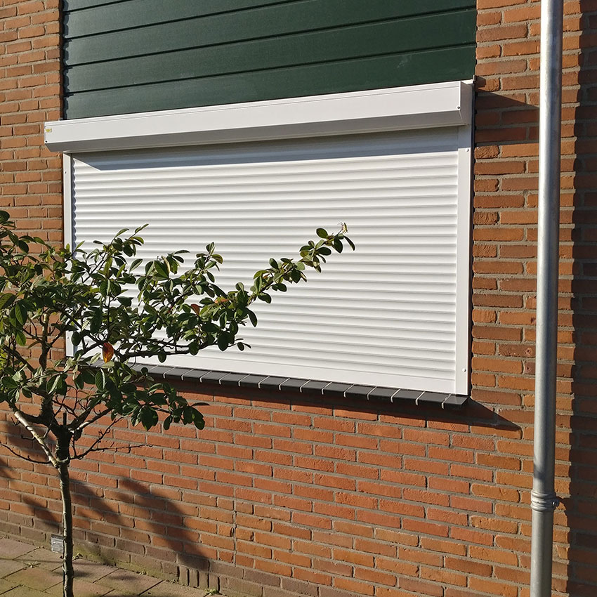 Wit rolluik op keukenraam woning Houten