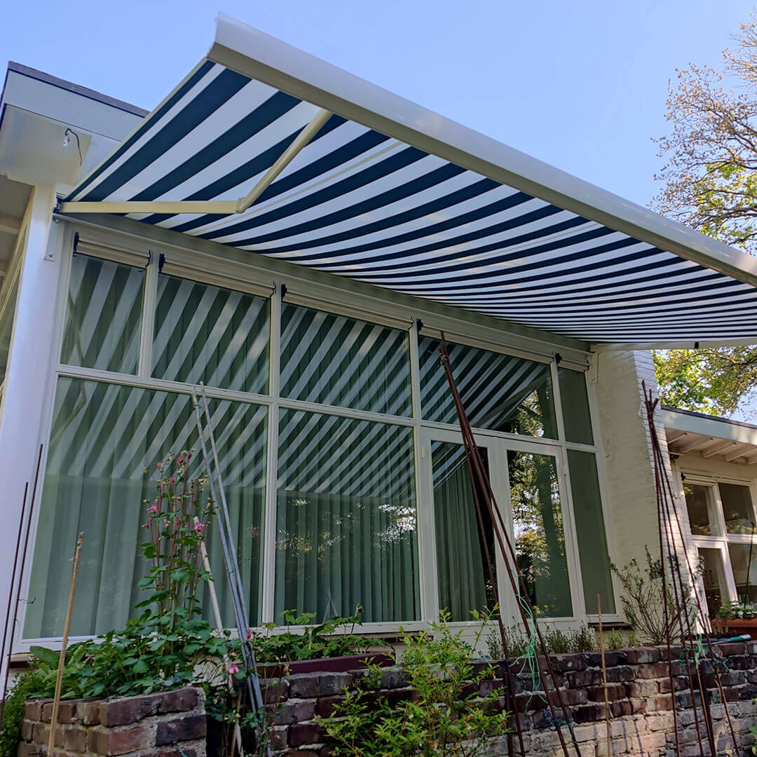 Zonnescherm met streepdesign bij woning in Baarn